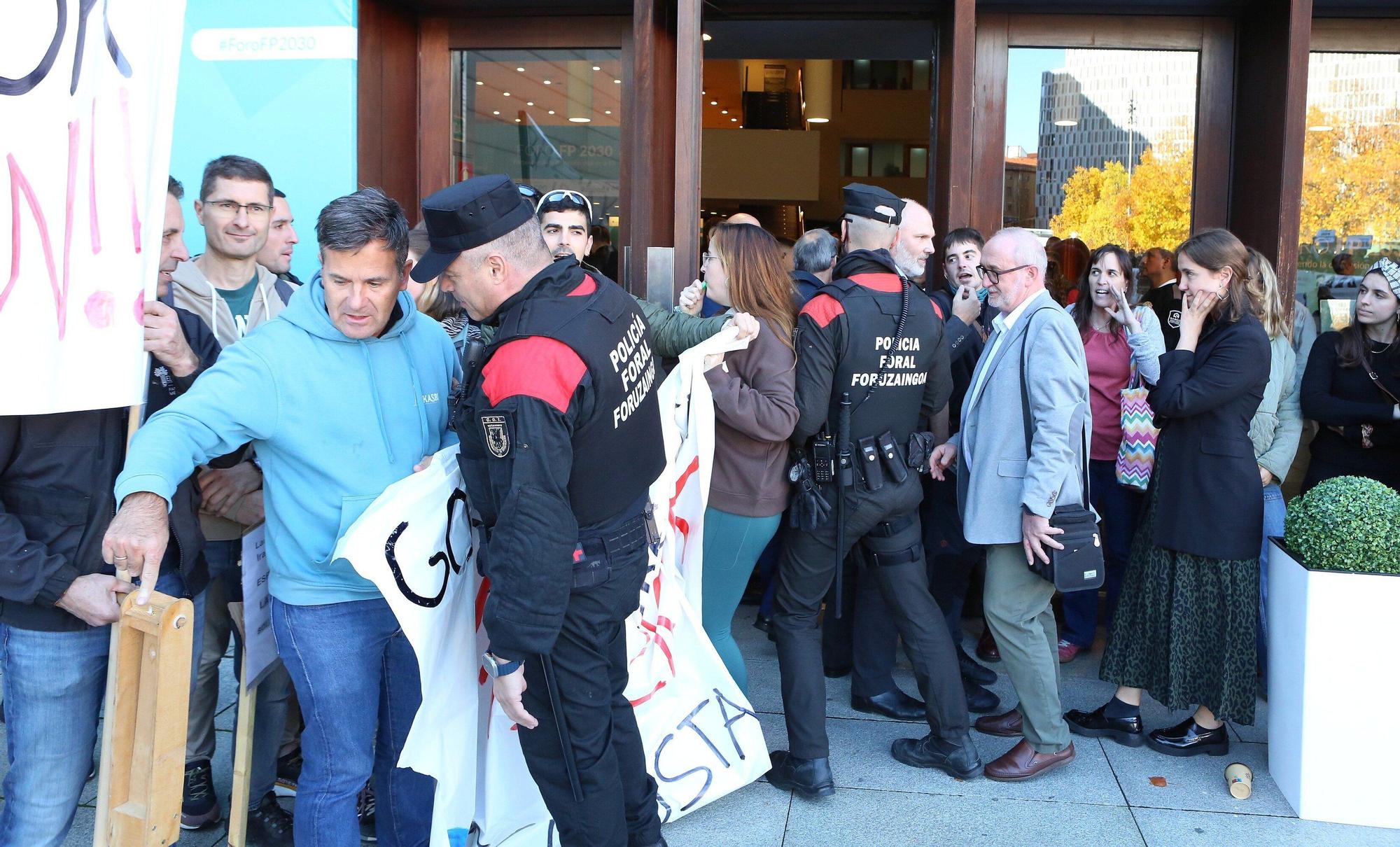 FOTOS | Momentos de tensión en la concentración de docentes de FP ante el Foro del Baluarte