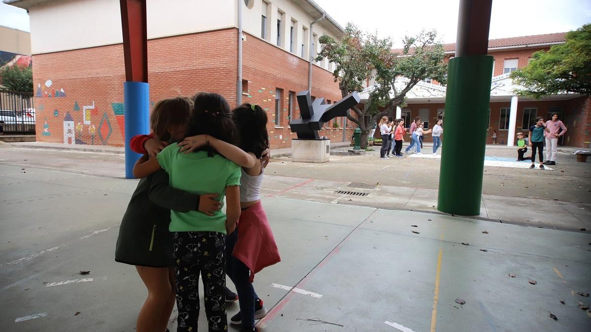 Alumnos y alumnas de Zangozako Ikastola jugando en el patio.