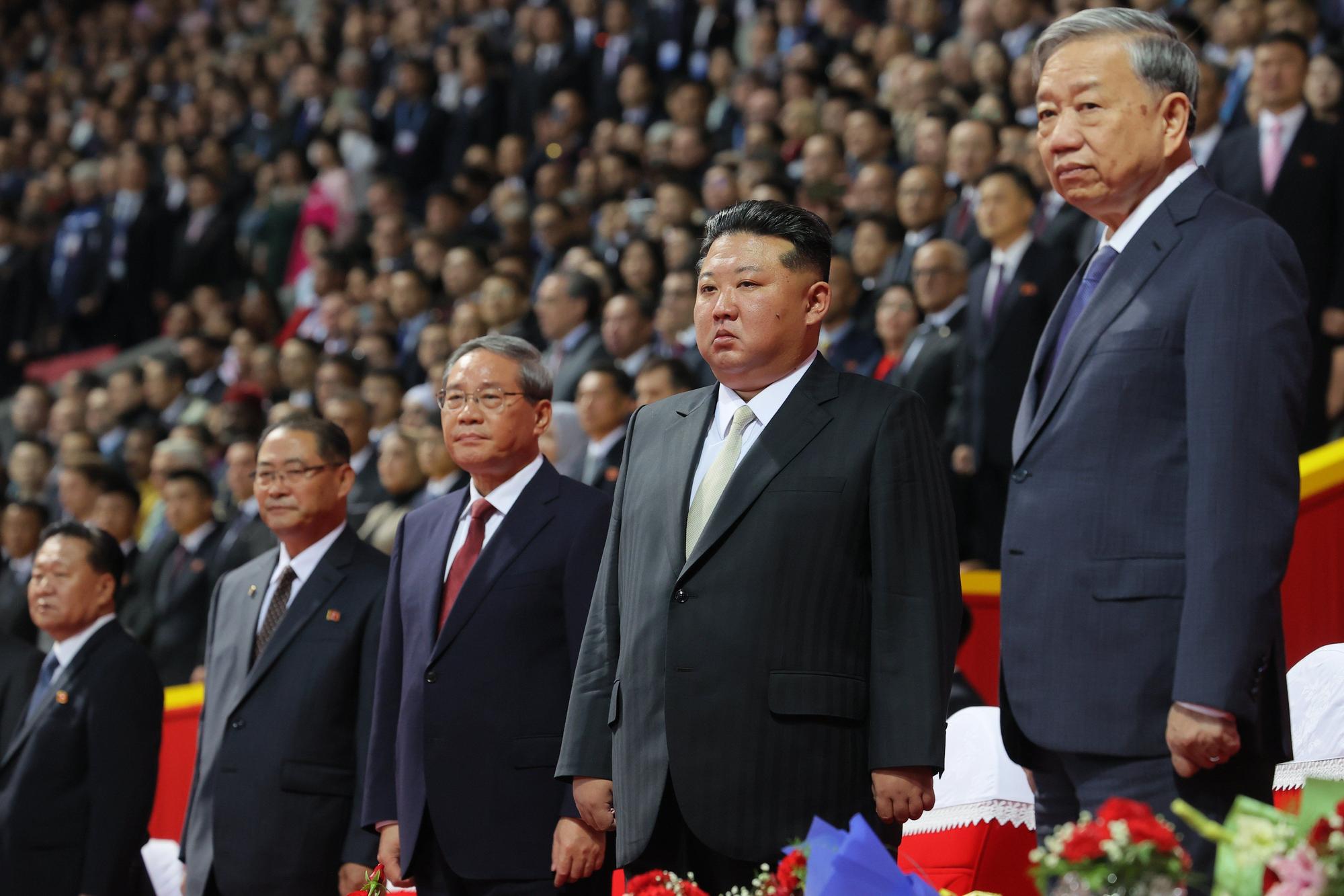 Kim Jong Un preside un imponente desfile militar con motivo del 80 aniversario del Partido del Trabajo