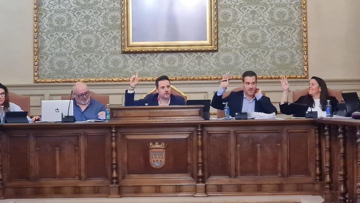 Varios concejales de UPN en una votación en un pleno municipal.