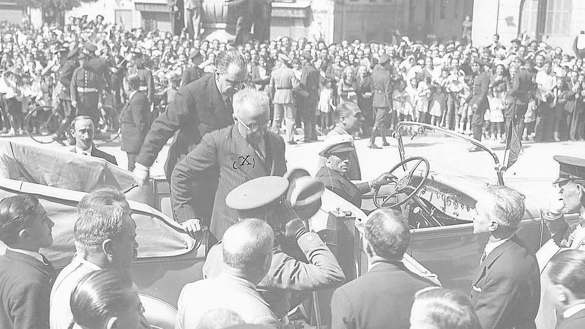 Alcalá Zamora desciende del coche.
