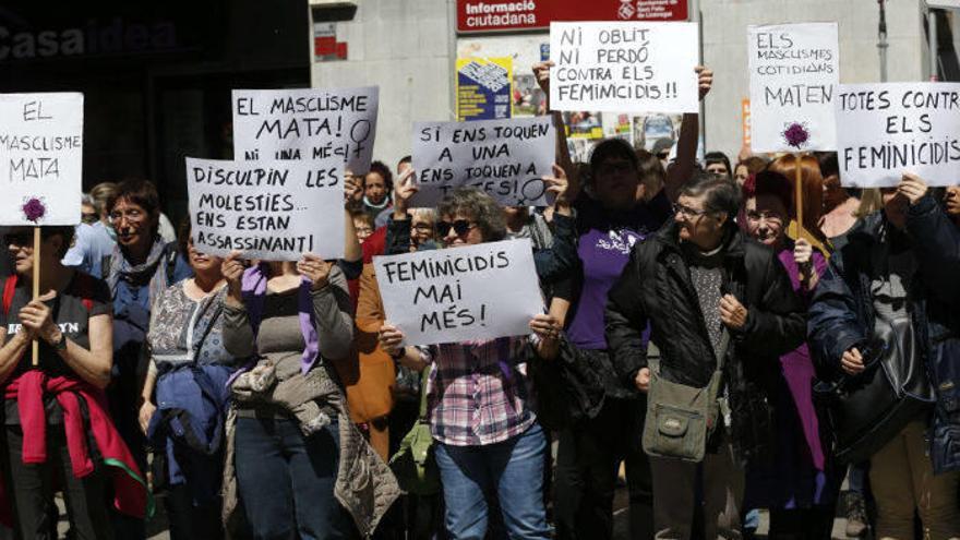 Numerosos ciudadanos han guardado un minuto de silencio en la plaza del ayuntamiento de Sant Feliu de Llobregat por la muerte de una mujer que ha fallecido tras recibir un disparo de su pareja, un mosso d&#039;esquadra que llevaba un mes de baja y que po