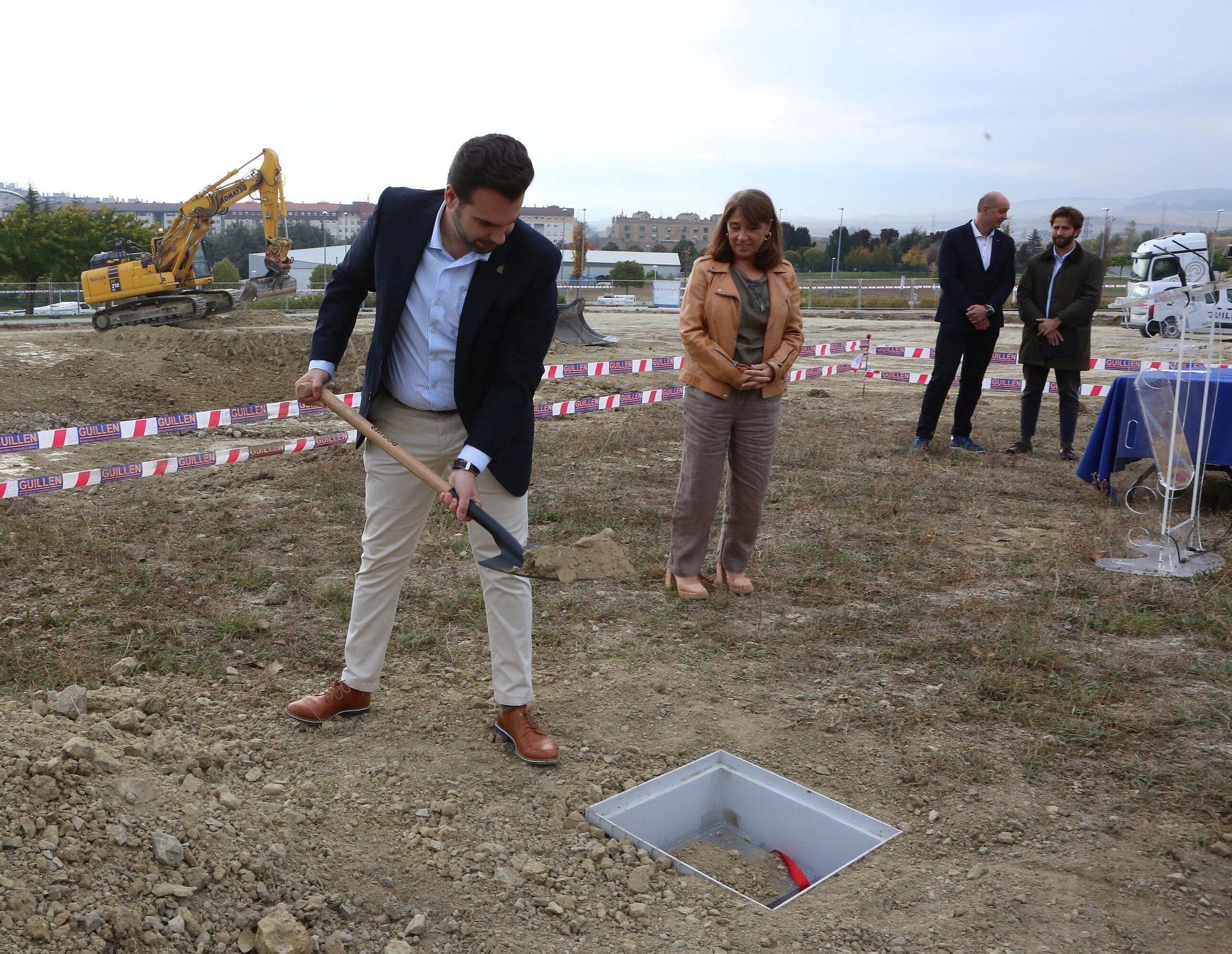 Colocación de la primera piedra de la nueva Escuela Infantil Sarastigorri en Zizur Mayor