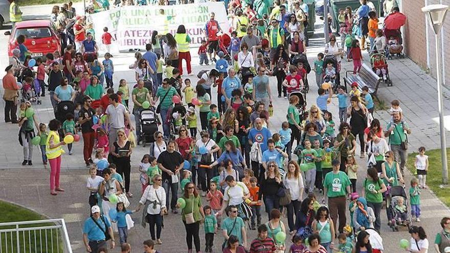 Alumnos, padres y madres del colegio público de Buztintxuri
