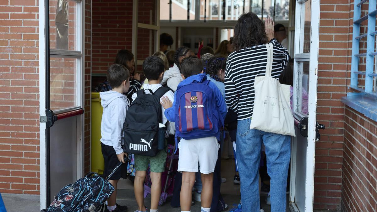 Escolares acceden a un centro educativo de la Comarca de Pamplona.