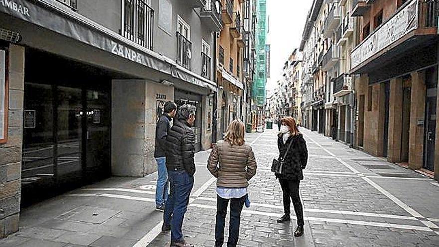 La calle Estafeta, ayer, con sus bares cerrados.