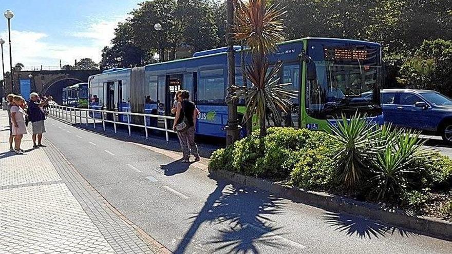 Accidente entre dos autobuses en Ondarreta