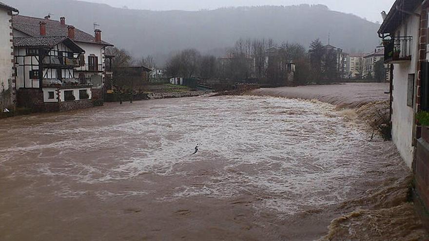 El río Bidasoa, este martes a primera hora, cerca de desbordarse en Elizondo.