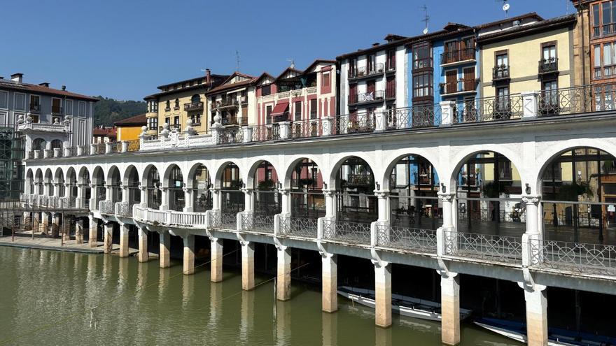La revista 'Viajar' se rinde a este municipio vasco: "Pasear por sus calles supone un viaje al pasado"