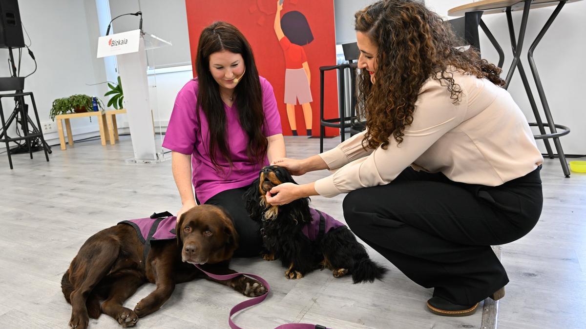 Nekane Ibarretxe, a la izquierda, es psicóloga especializada en la intervención asistida con perros.