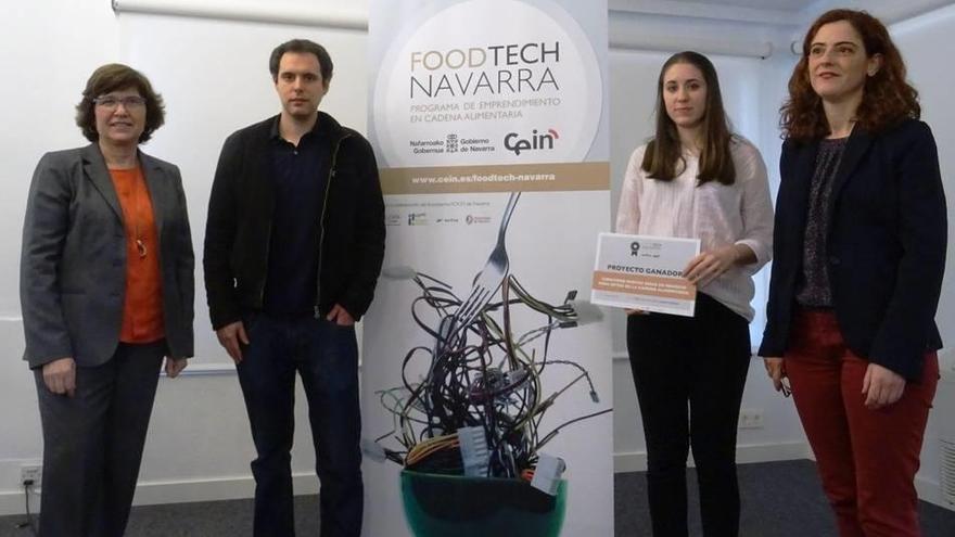 Ana Vicente (izda.) y Maite Muruzábal (dcha.) junto con los promotores del proyecto ganador, Asier Marzo y Saray Salas.