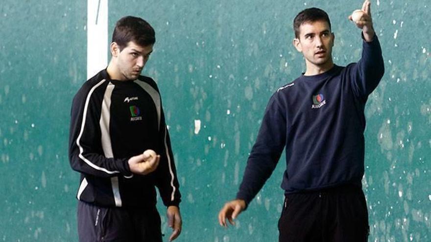 Urrutikoetxea y Ladis Galarza, durante la liturgia con el material en el frontón de Zierbena.