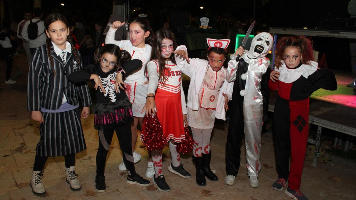 Grupo de pequeñas disfrazadas en el parque de la Azucarera.