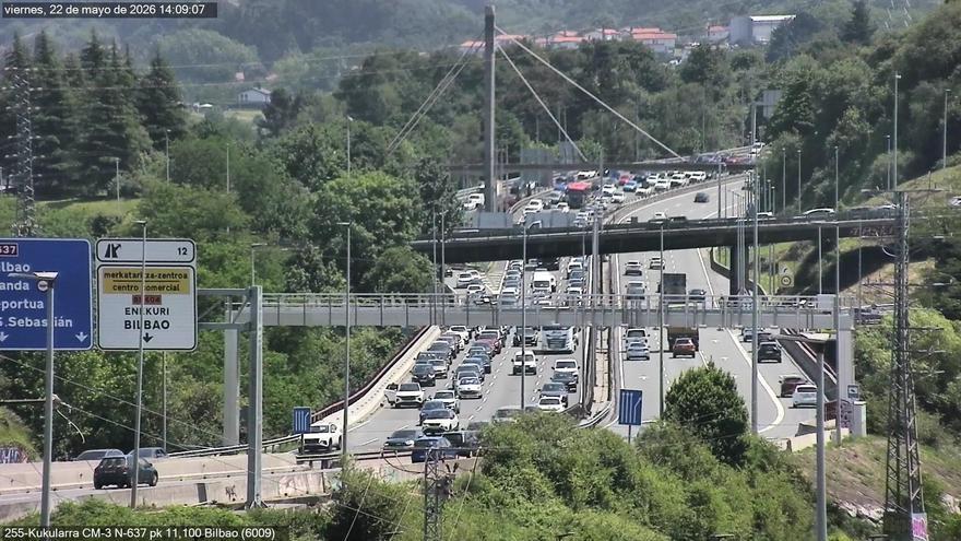 Reabierto un carril en la A-8 en dirección a Cantabria tras el incendio de un camión