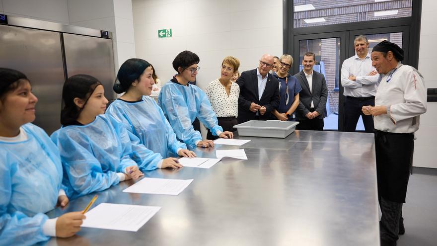 Chivite visita los nuevos ciclos de Cocina y Restauración de ETI San Juan de Tudela