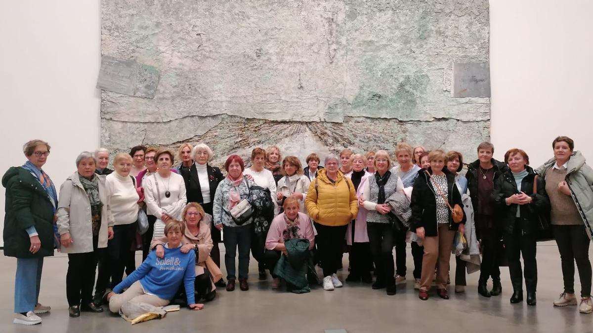 La asociación de mujeres Loraldi de Orduña se creó en 1990, está integrada por unas 80 socias y todas tienen un objetivo común: trabajar la igualdad real desde la cultura y la formación y generar actividad cultural y social en la ciudad con numerosos cursos y talleres, colaborando en jornadas como el 25-N o el 8-M e, incluso, participando en películas