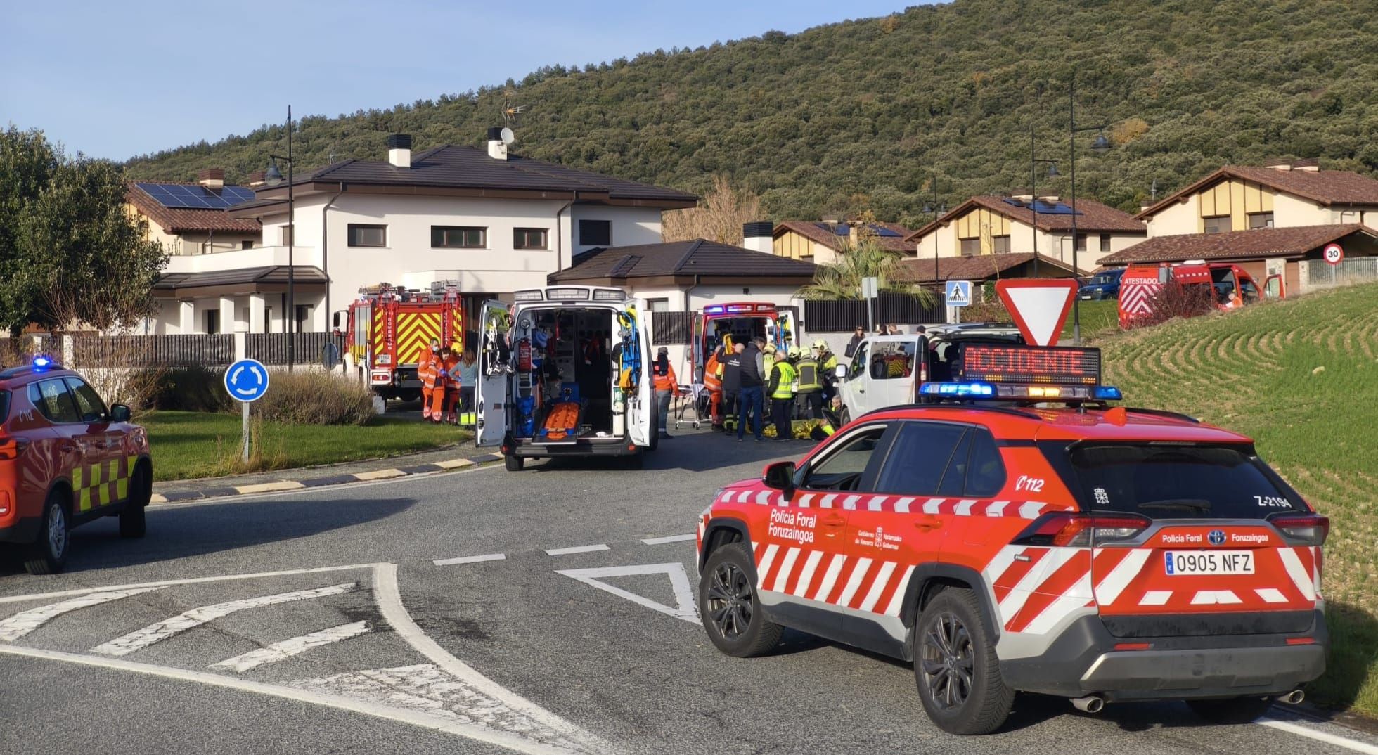 Fotos del accidente en Berriosuso: una furgoneta choca contra una vivienda