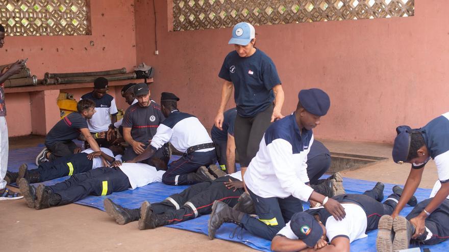 Rut Aguado, bombera navarra en Guinea Bissau: “Han sido días de mucha tensión, pero esperamos poder salir del país este sábado”