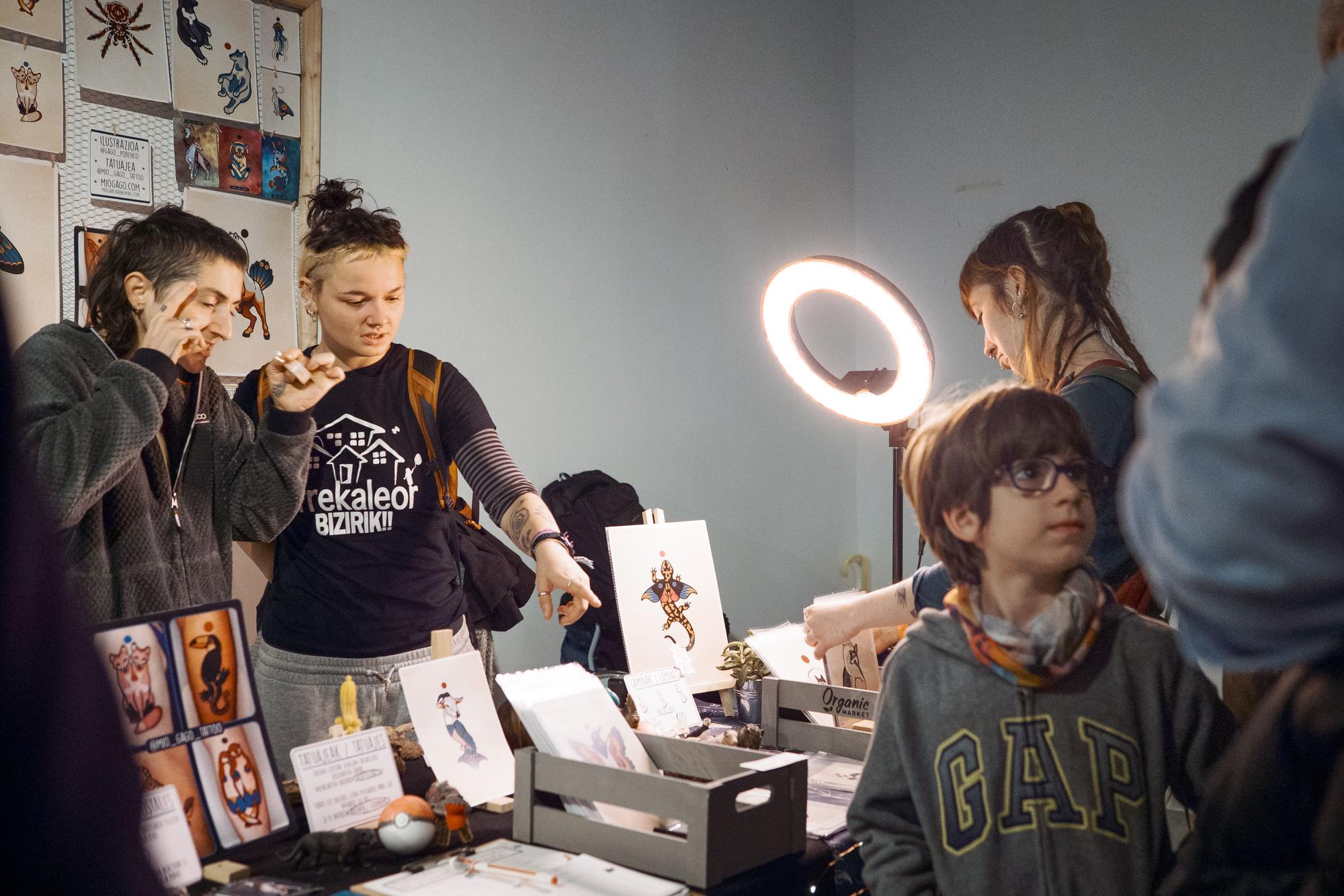 Visitantes contemplando obras en la pasada edición.