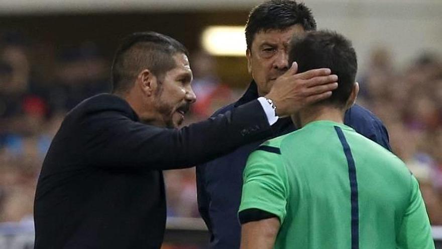 Fotografía del pasado 22/08/2014 del entrenador del Atlético de Madrid, Diego Simeone (i), que ha sido suspendido por un total de ocho partidos