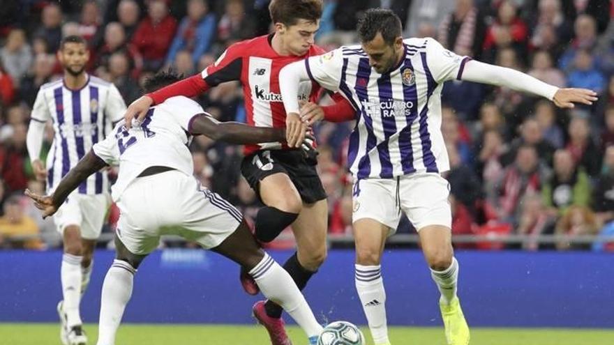 Iñigo Córdoba remata a portería en la visita del Valladolid a San Mamés.
