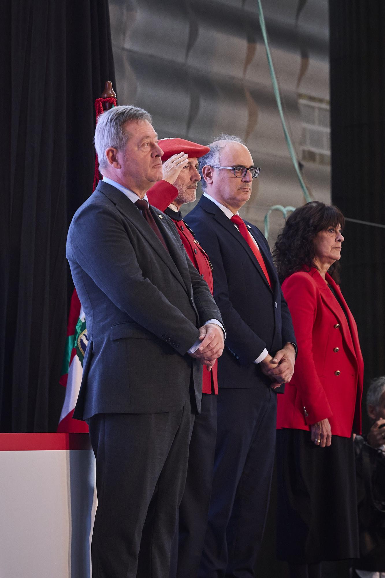 En imágenes: homenajean en Iurreta a los 444 ertzainas jubilados en 2024