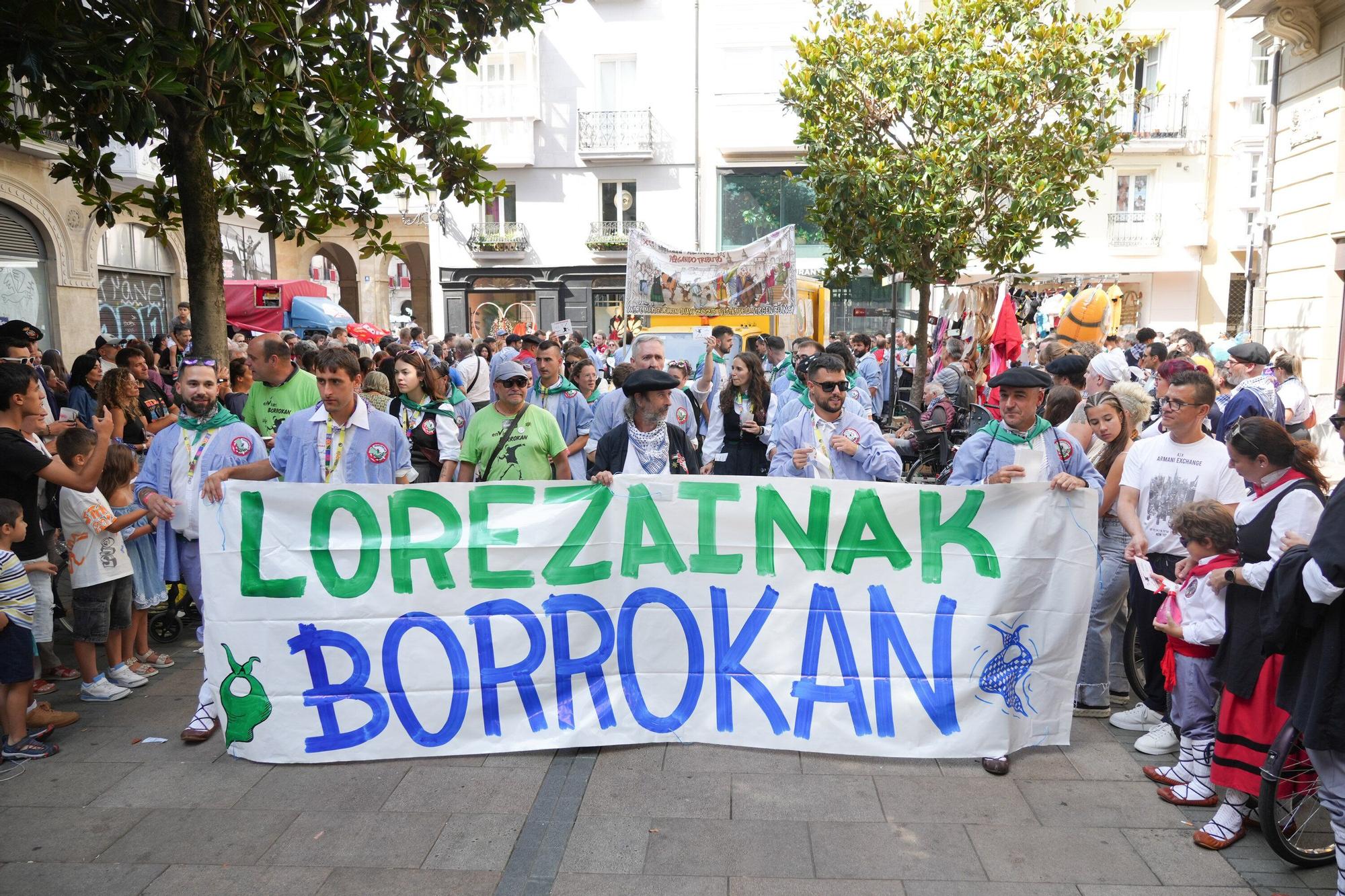 En imágenes: Blusas y neskas desfilan en el primer paseíllo