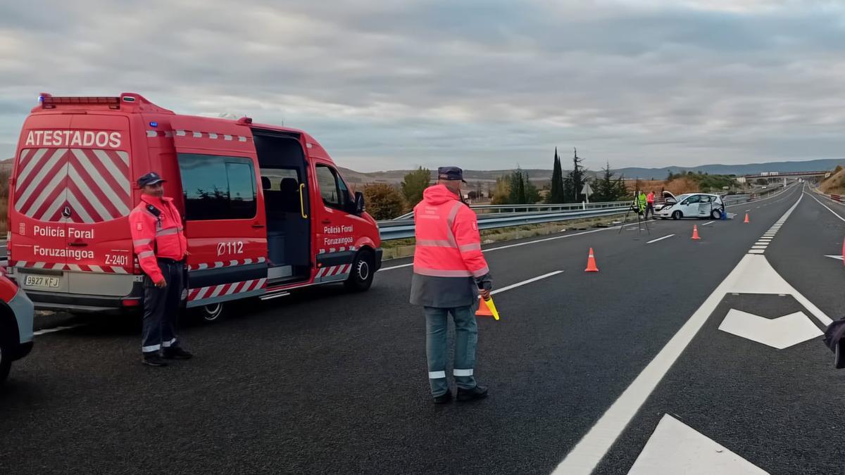 Agentes de Policía Foral, en el lugar del accidente en la Autovía del Camino. Agentes de Policía Foral, en el lugar del accidente en la Autovía del Camino.