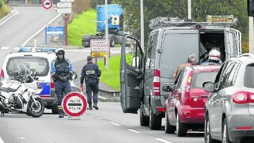 Uno de los controles de las fuerzas de seguridad galas, en el puente de Santiago.