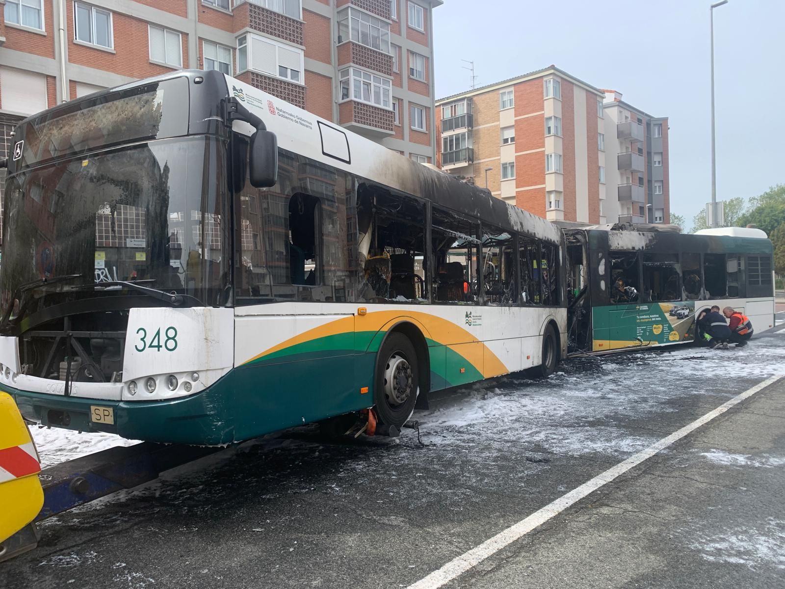 Fotos de la villavesa ardiendo en Berriozar