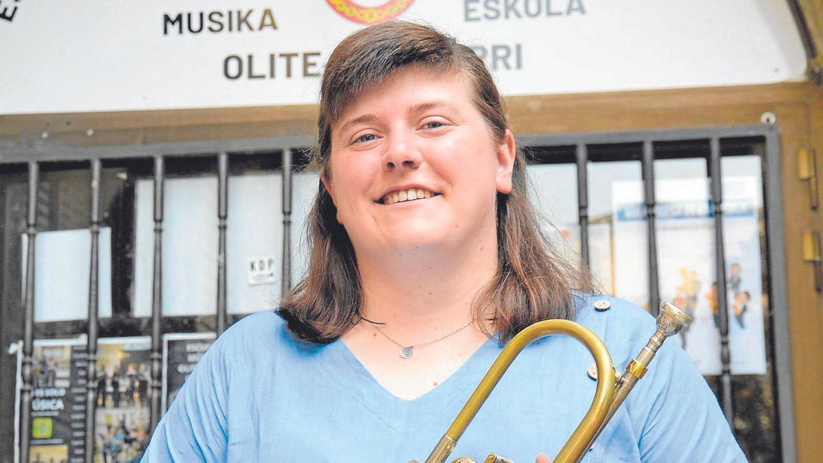 La trompetista Ana Osés posa delante de la Escuela que la vio crecer.