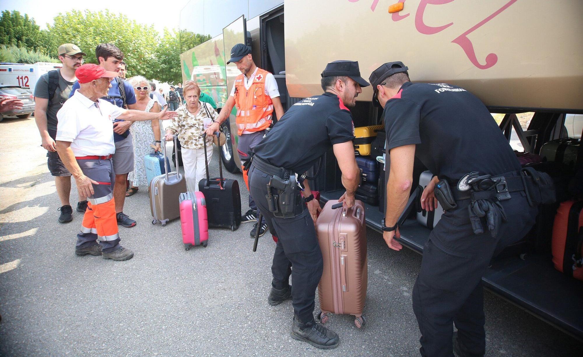 Los 180 viajeros del tren averiado, evacuados a Olite desde las piscinas de Pueyo