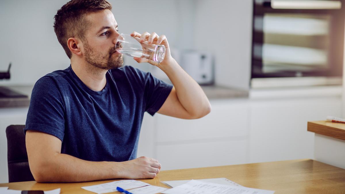 Es importante beber mucha agua para mantener una buena hidratación.