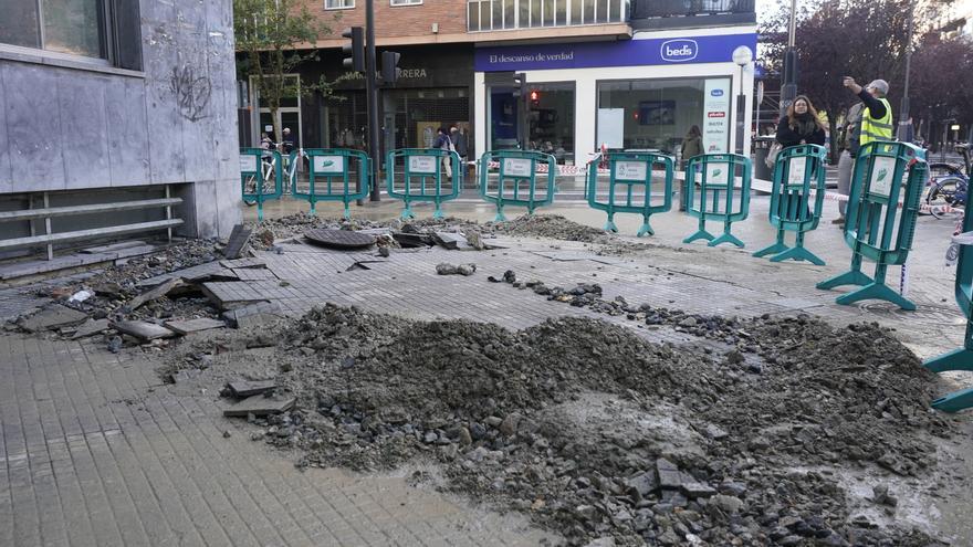 Rotura de la tubería de abastecimiento de agua en el cruce Basoa-Plaza de la Constitución.