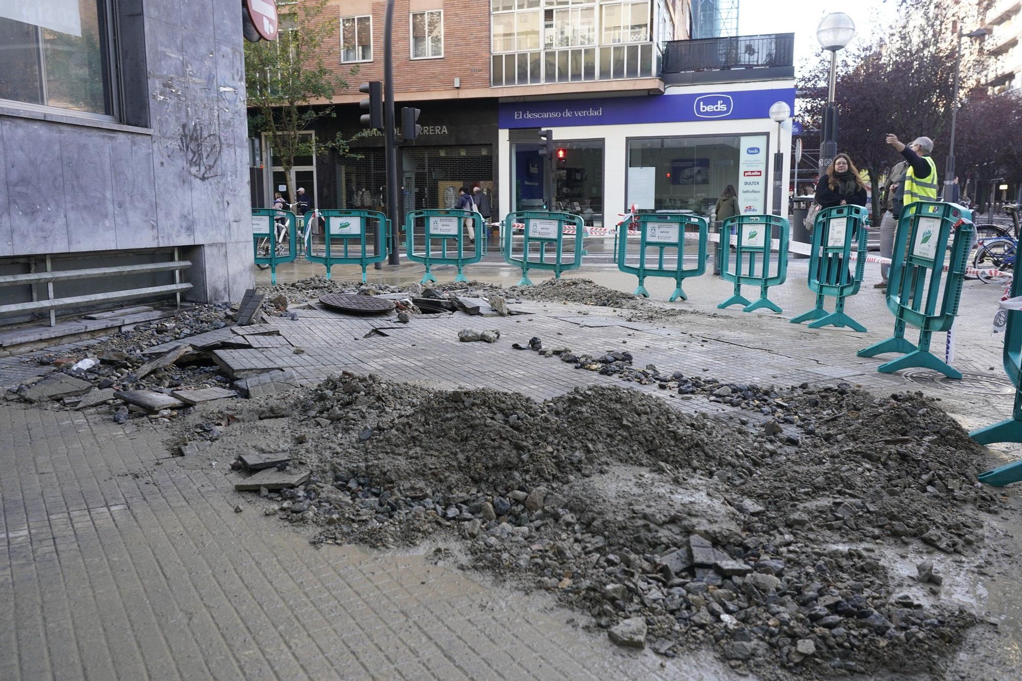 Rotura de la tubería de abastecimiento de agua en el cruce Basoa-Plaza de la Constitución.