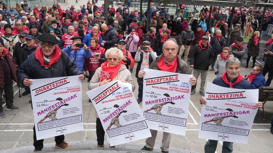 Pensionistas vascos se movilizan ante las sedes del PP tras votar en contra de "revalorizar pensiones"