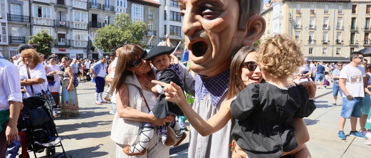 En imágenes: Los txikis se adueñan de su día en las fiestas de La Blanca