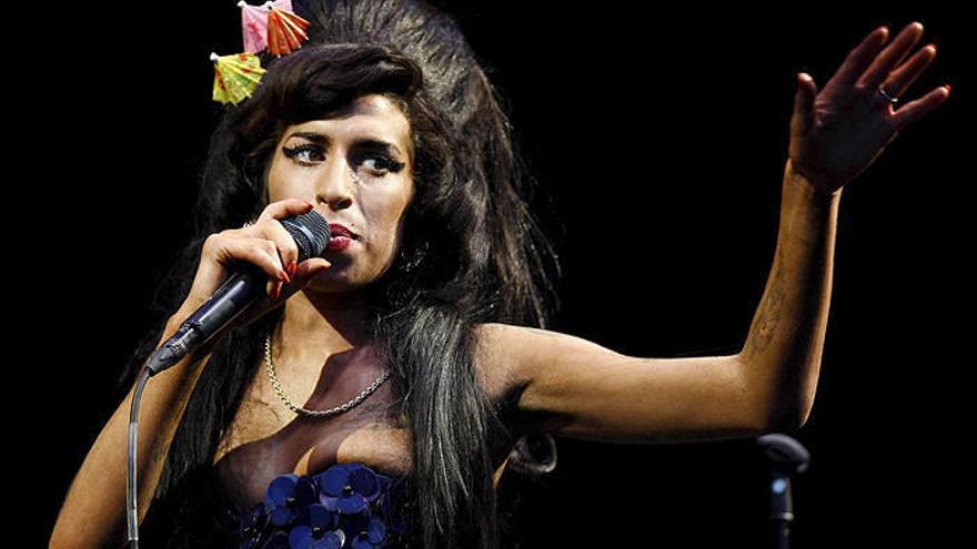 Winehouse, durante su actuación en el festival Glastonbury.
