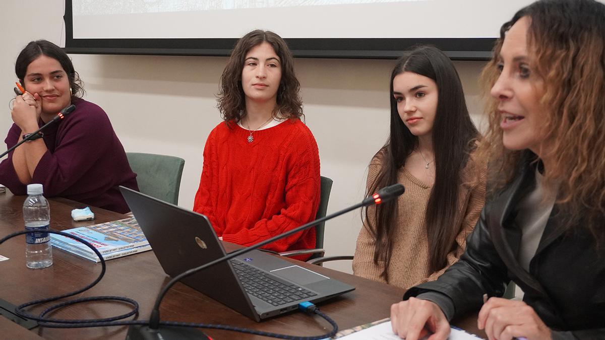 Varias jóvenes relatan sus experiencias Varias jóvenes relatan sus experiencias