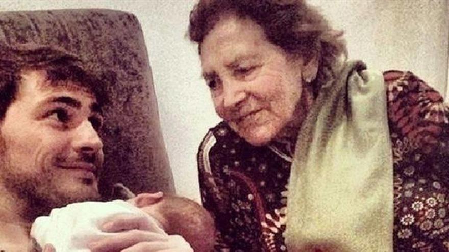 Casillas, junto a su abuela y su bebé, conquista las redes sociales