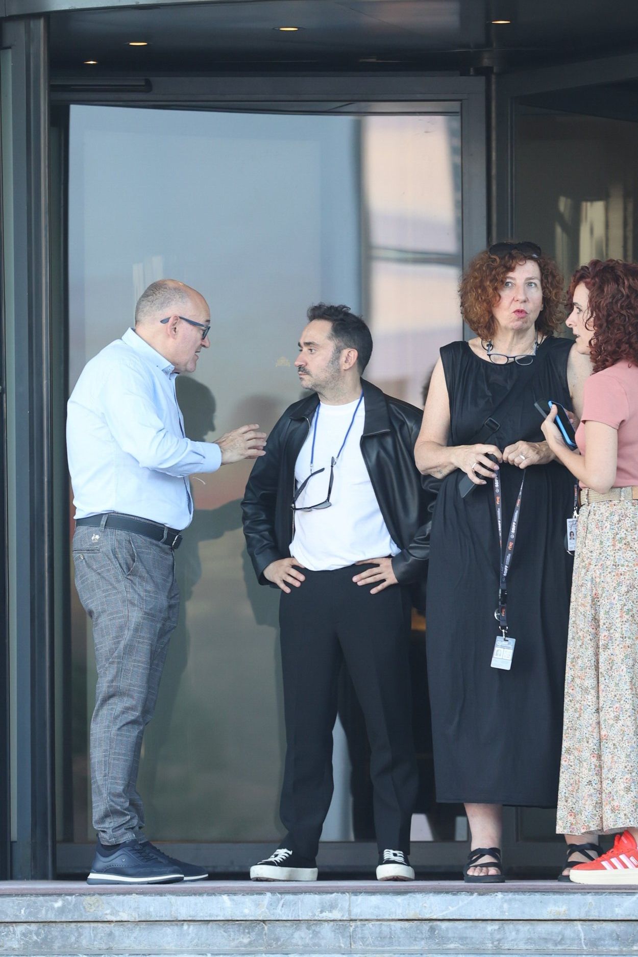 El director Juan Antonio Bayona, con el director del Zinemaldia, José Luis Rebordinos, a su llegada al Festival de Cine de Donostia