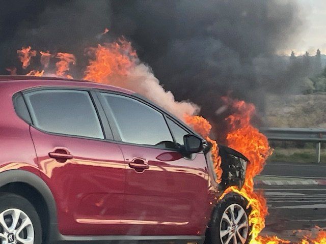 Vehículo ardiendo tras un accidente en la zona.