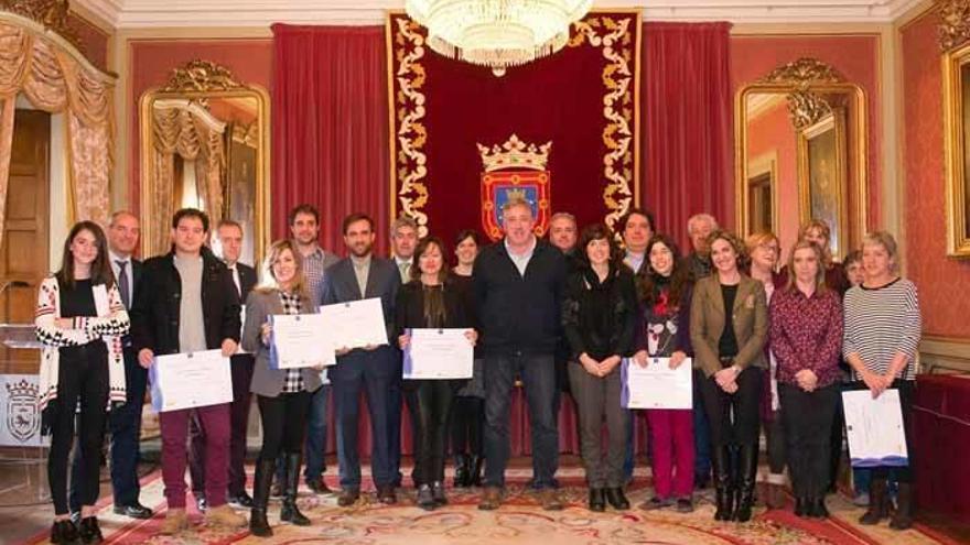 El alcalde Joseba Asirón junto con los representantes de las empresas galardonadas.