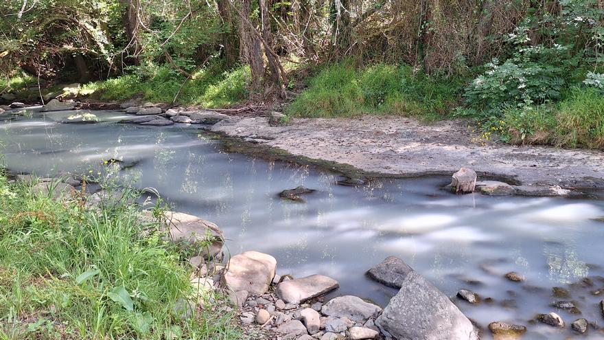 Alarma en Gordexola por un nuevo vertido tóxico que tiñe de blanco el río