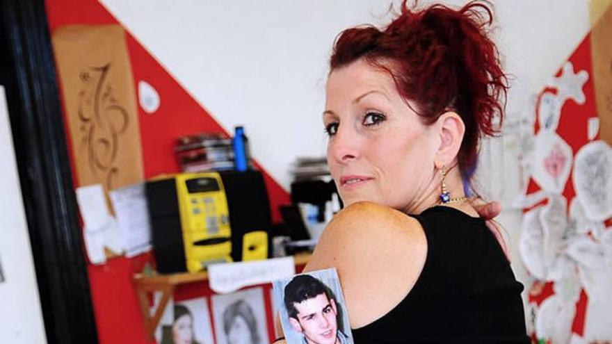 Una madre se hace un tatuaje con las cenizas de su fallecido hijo