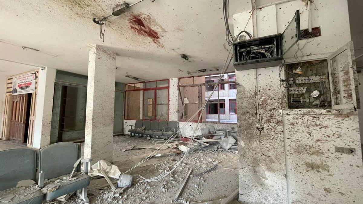 La sede de la Media Luna Roja Palestina en Jan Yunis, en la Franja de Gaza, tras el ataque israelí.