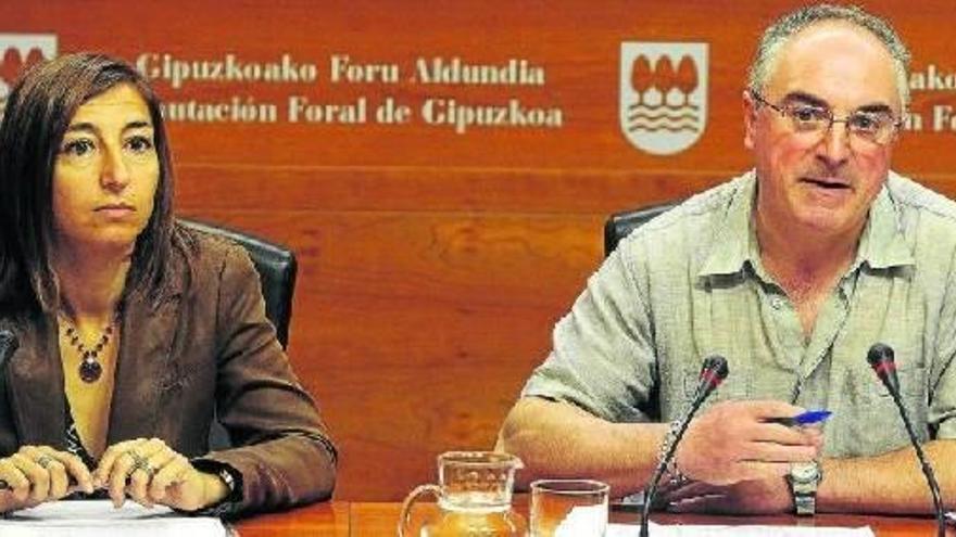 Yolanda Domínguez, jefa de Impuestos Directos, y Xabier Olano, director de Hacienda, ayer durante la presentación de los datos de la campaña de la Renta 2011.