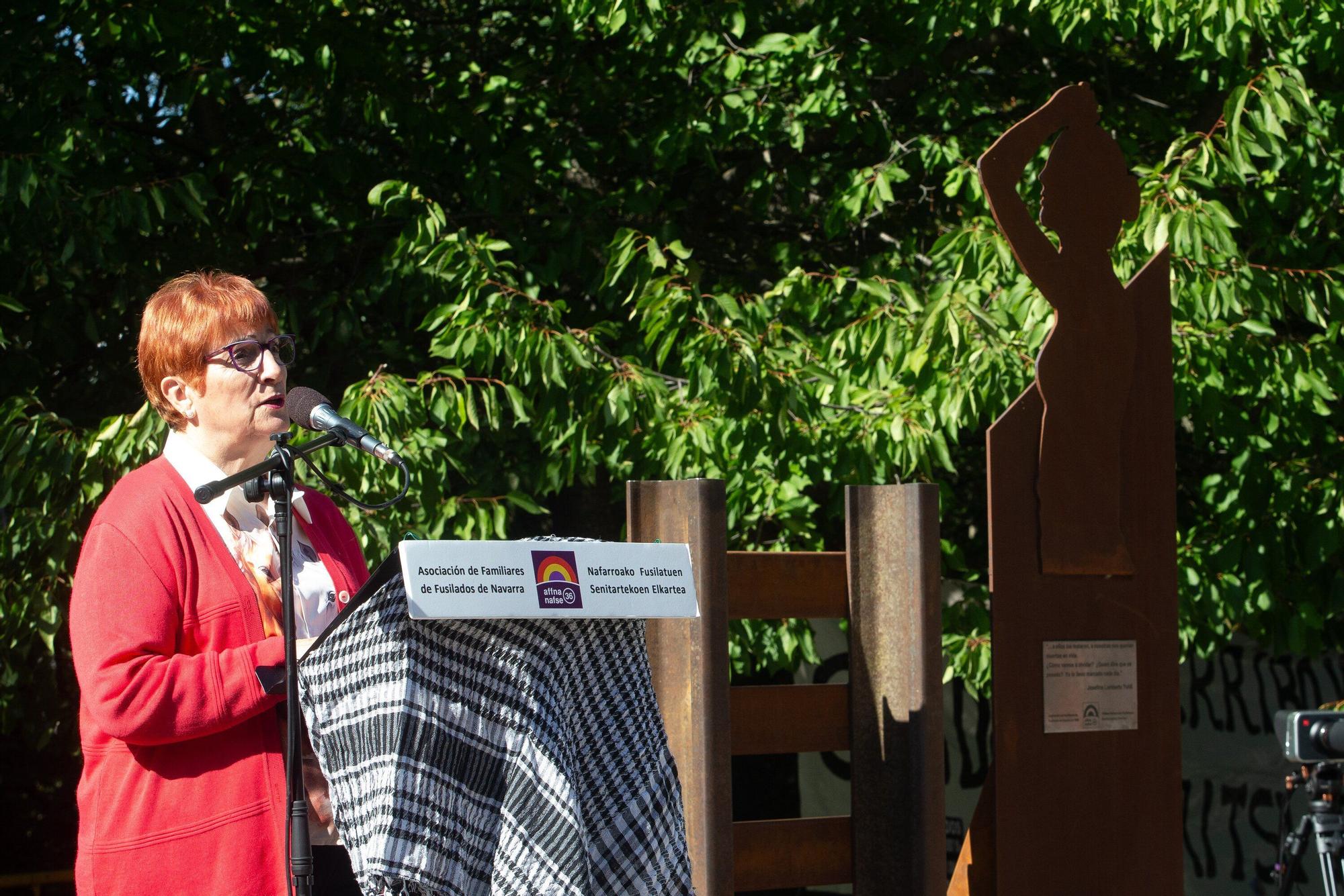 Inauguración del monumento en homenaje a las víctimas de la represión franquista en la Rochapea