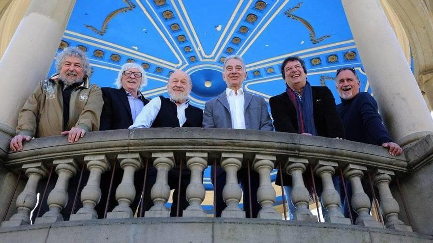 Les Luthiers posan en la Plaza del Castillo.