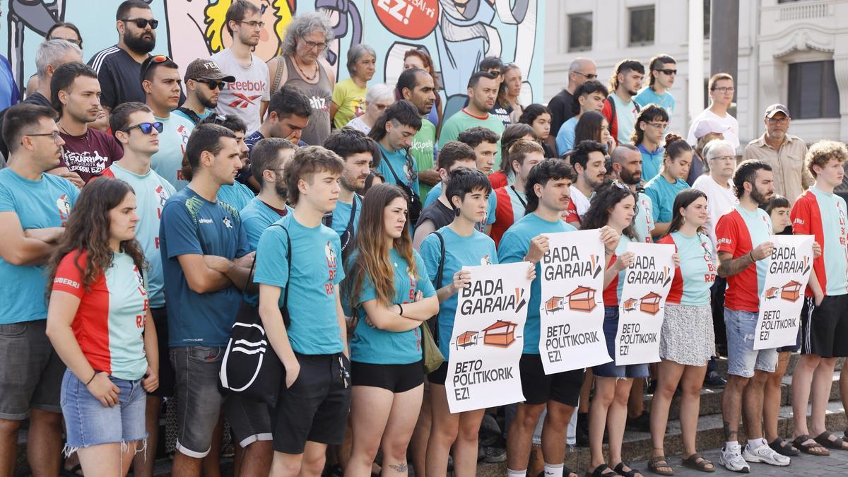 Miembros de Luberri respaldados por comparseros de Bilboko Konpartsak.